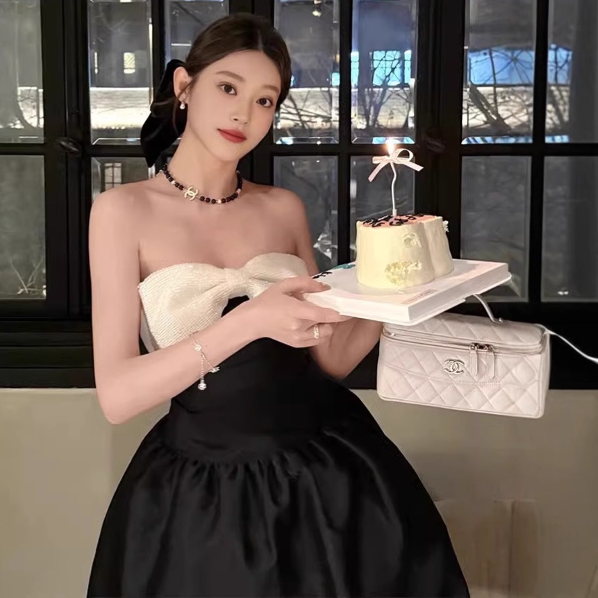 成礼の誕生日の婚約のドレスのスカートは軽くて豪華です