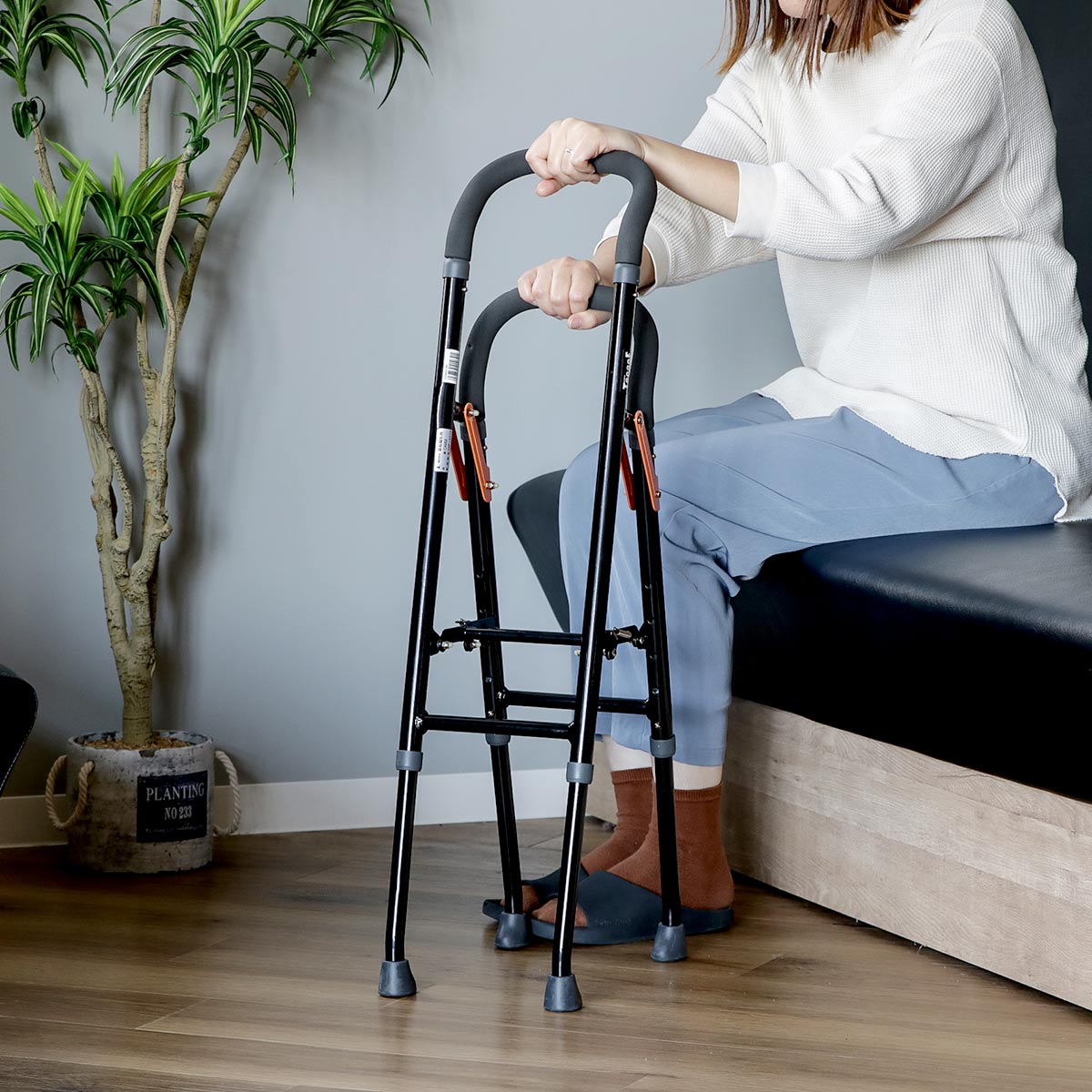 杖 手すり 立ち上がり 補助手すり 折りたたみ 軽量 多脚杖 2段 約 高さ70ー85cm 補助 つかまり立ち 介護用品 ステッキ 室内用 アルミ 介助用 立ち上がり補助手すり 介護
