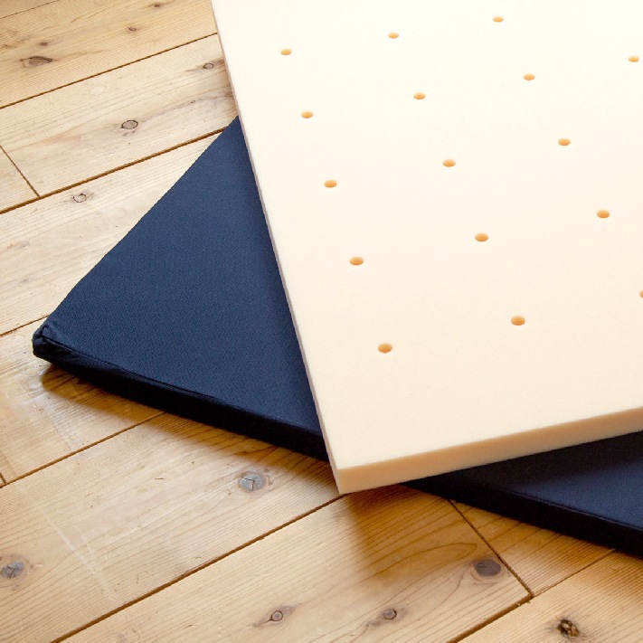 マットレス ダブル 三つ折り 高反発 日本製 厚さ4センチ 通気性 寝具 トッパー 敷きマット 敷布団 シンプル 一人暮らし【NEOブリーズD】