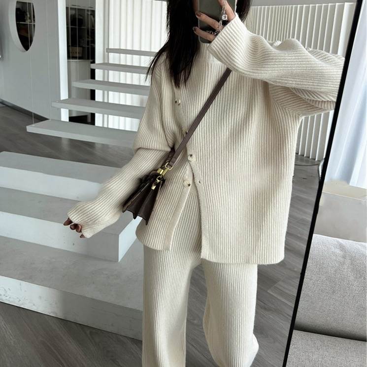 2点セット セットアップ 上下セット レディース セーター 長袖 ハイネック プルオーバー デザインボタン ロングパンツ ウエストゴム ルームウエア 部屋着 かわいい 大人可愛い きれいめ シンプル