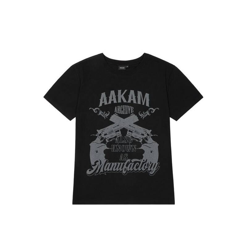 アカム AAKAM Gun レタリング ハーフトップ ブラック 499644