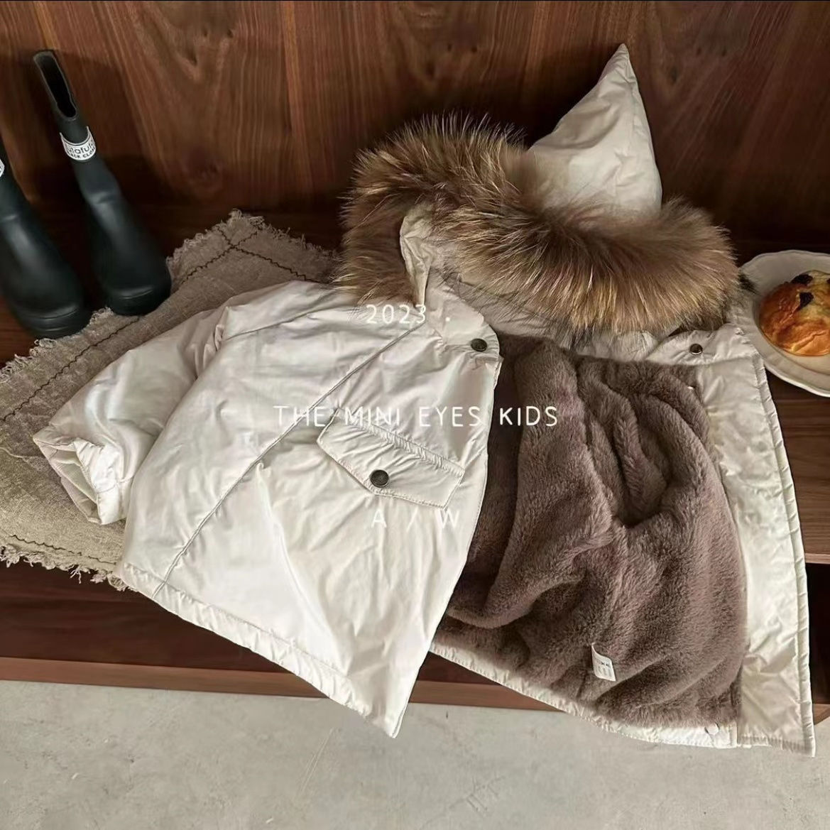 秋冬の新作 韓国子供服 子供の綿のコート2025冬の新しい男の子と女の子の大きな髪の襟フード付きトップ赤ちゃん綿のジャケットコート