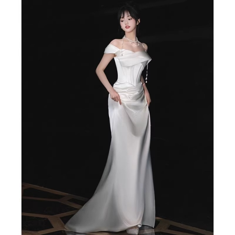 サテンショルダーライトウエディングドレス白着やせシンプル旅撮り2023新婦迎賓のお出かけチュールドレススカート