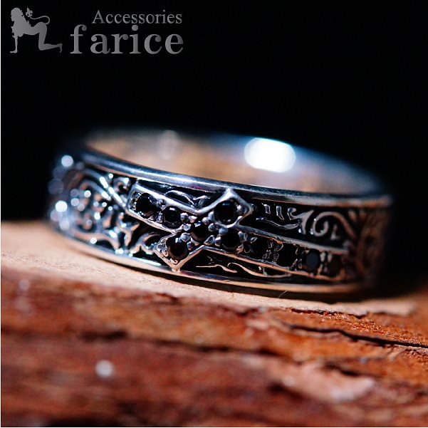 ブラックキュービックジルコニア ラインストーン装飾 立体型クロス(十字架)モチーフ アラベスクレリーフデザイン メンズ シルバー925 リング