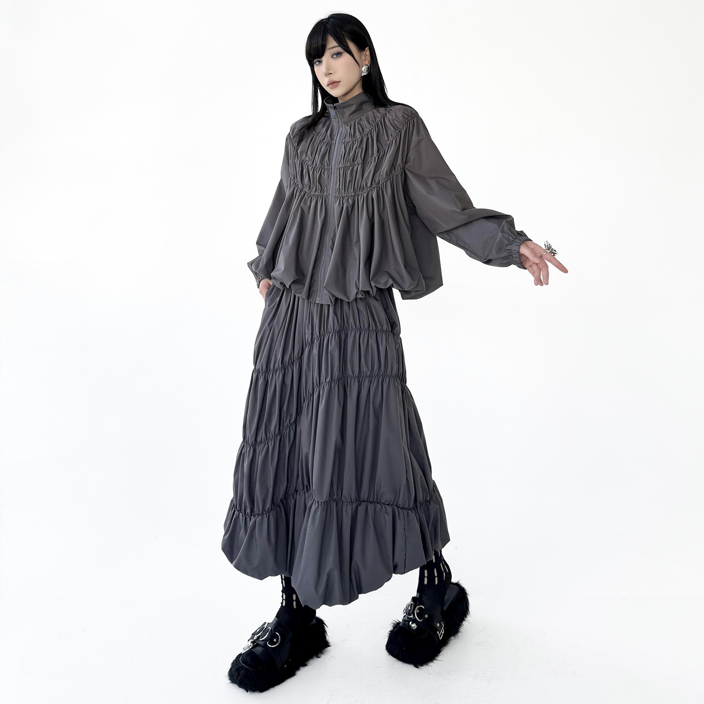 【Noir Mode】 2026 春 プリーツ スタンドカラー シャツ+スカート セット デザイン性 ブラックコーデ 大きいサイズ レディース 体型カバー ブラウス トップス ロングスカート セットア