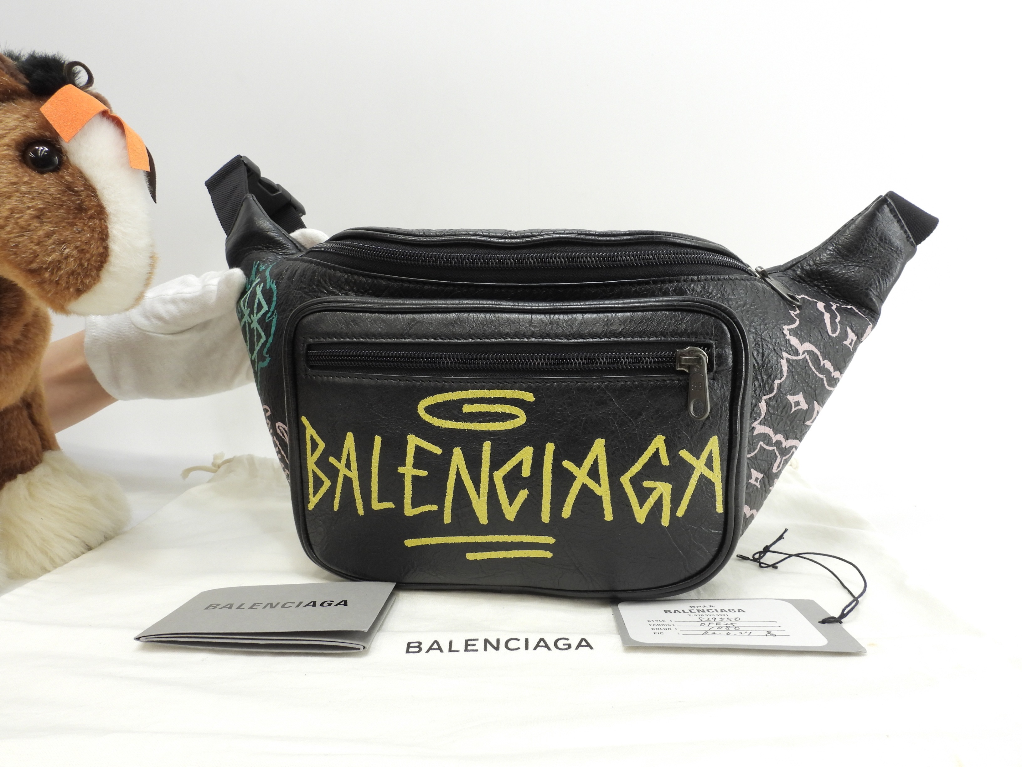 ベルトバッグ グラフィティ レザー黒 クロスボディバッグ 美品@ 10