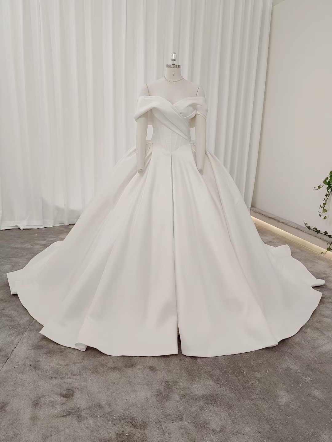 豪華！ウェディングドレス オフショルダー 長袖 プリンセスライン 編み上げ 拳式/前撮り