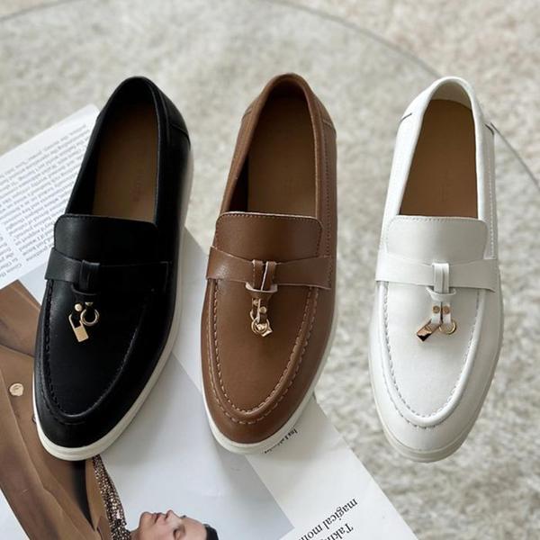 女性モダンゴールドチャームディテールローファー