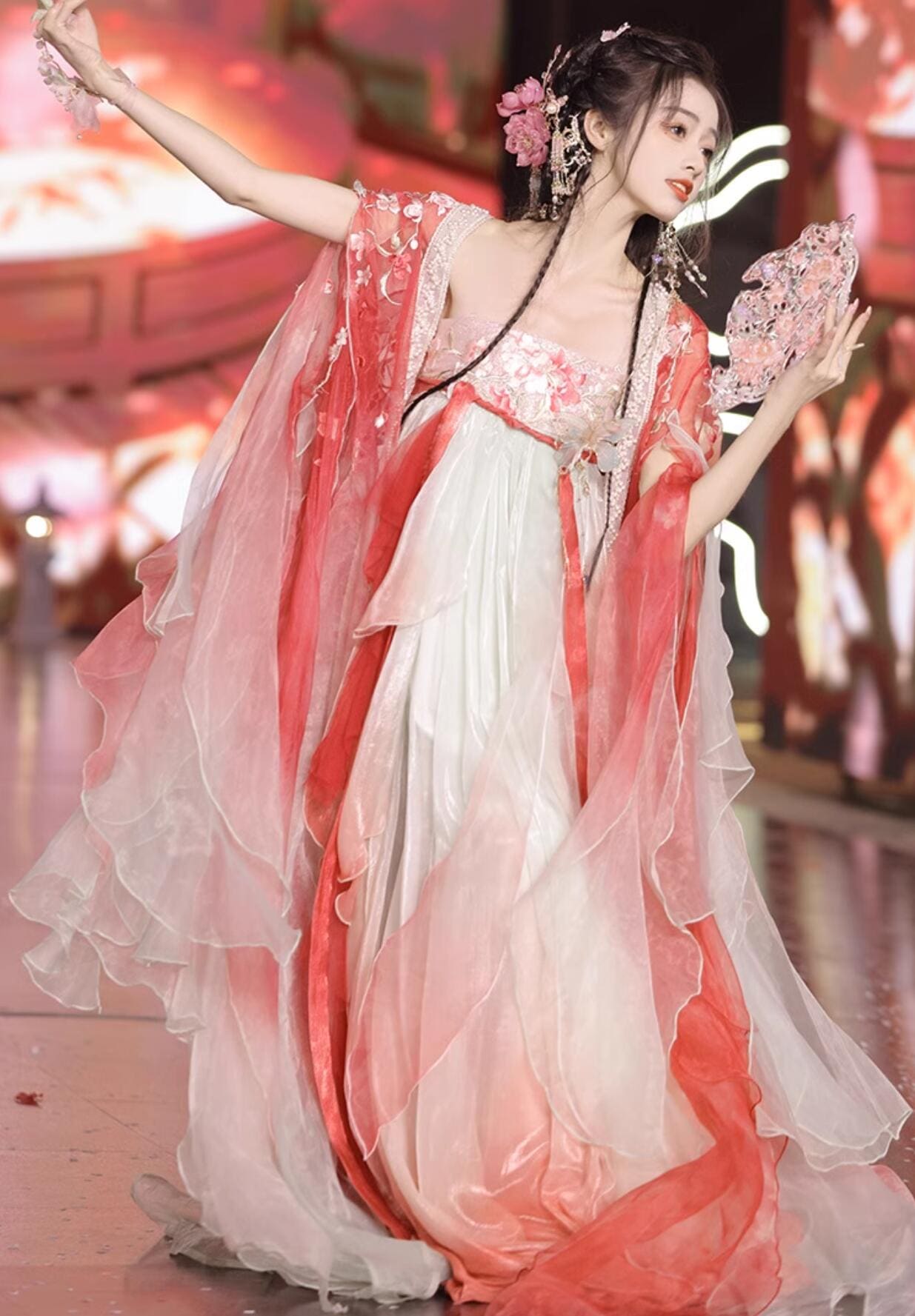 ひらひらの漢服 グラデーション 赤系 お姫様 チャイナ服 中華コスプレ衣裳 リボン 姫袖 ふわふわ ふわんり 飄逸 大人 中華衣裳 華流 中華服 コスプレ衣装 華やか 花刺しゅう 立体の蝶 仙女 妖精