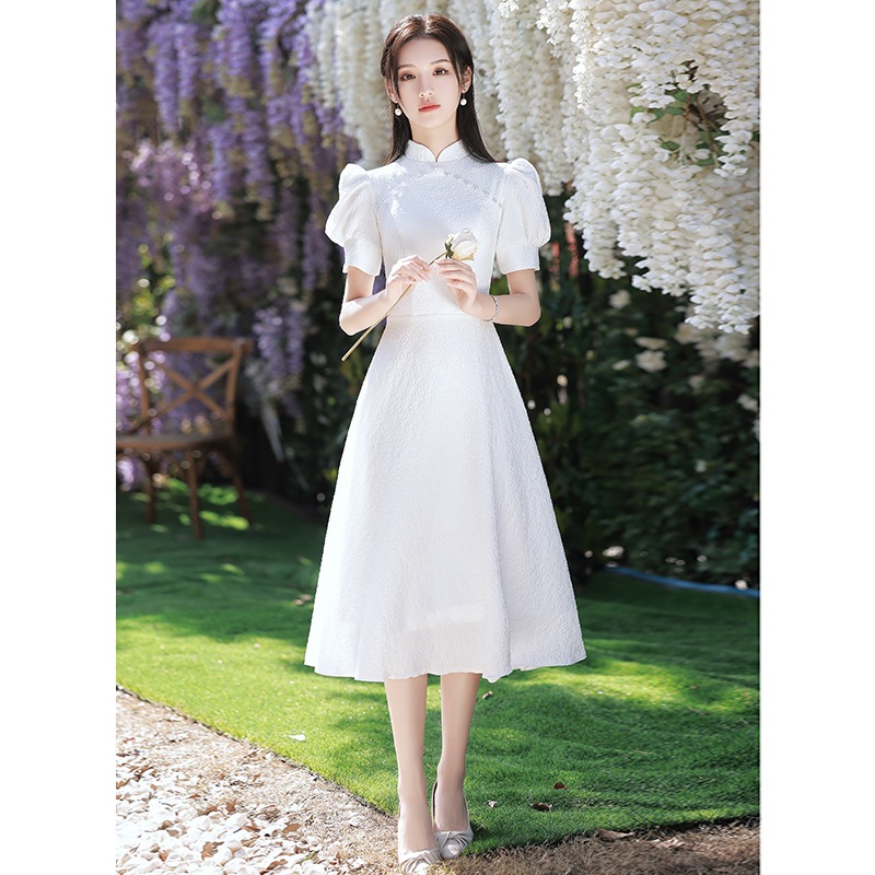 小さな気質を持つ女性のためのホワイトチョンサムドレスは日常生活のためのエンゲージメントと登録ドレスのために着用できます