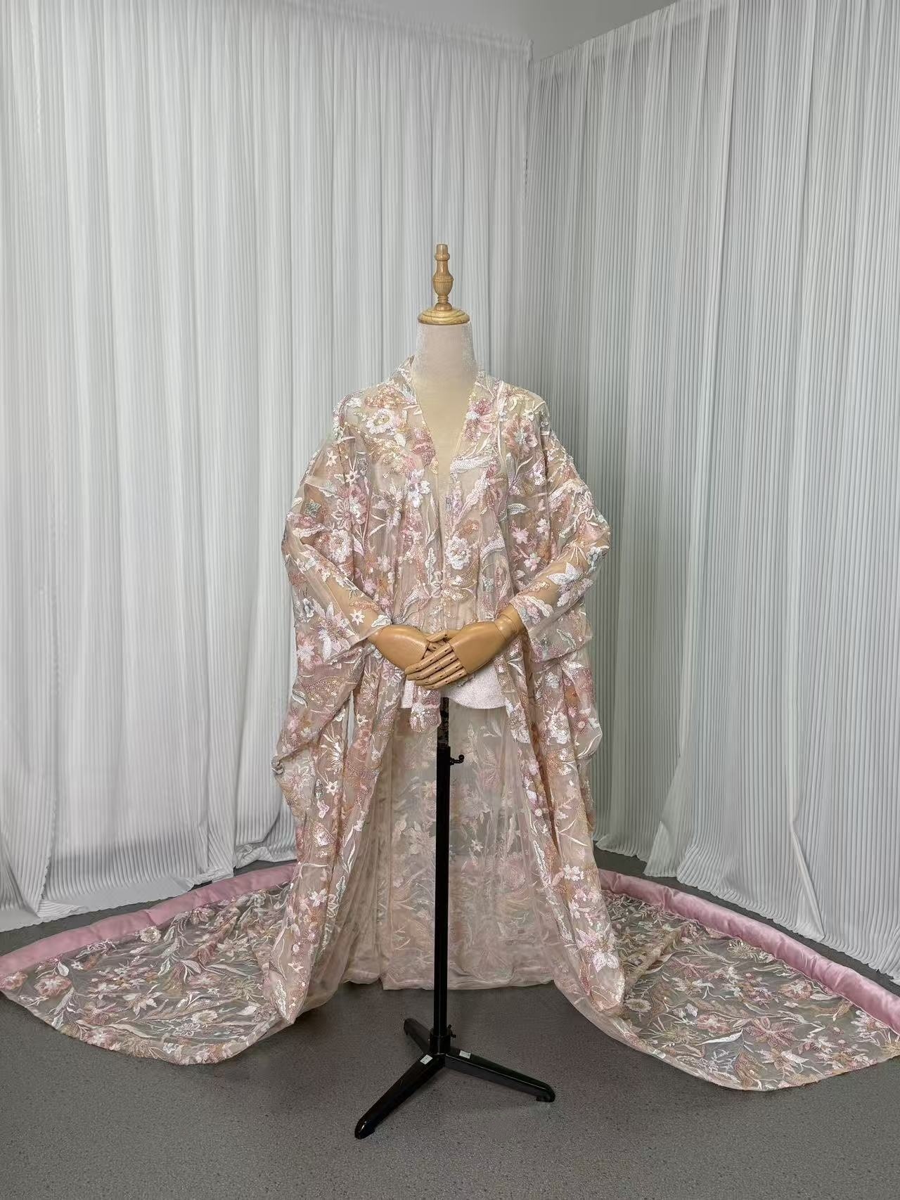 カラードレス ピンク 花柄モチーフで刺繍が美しい ロングスリーブ 華やかなトレーン オーバードレス 結婚式 前撮り