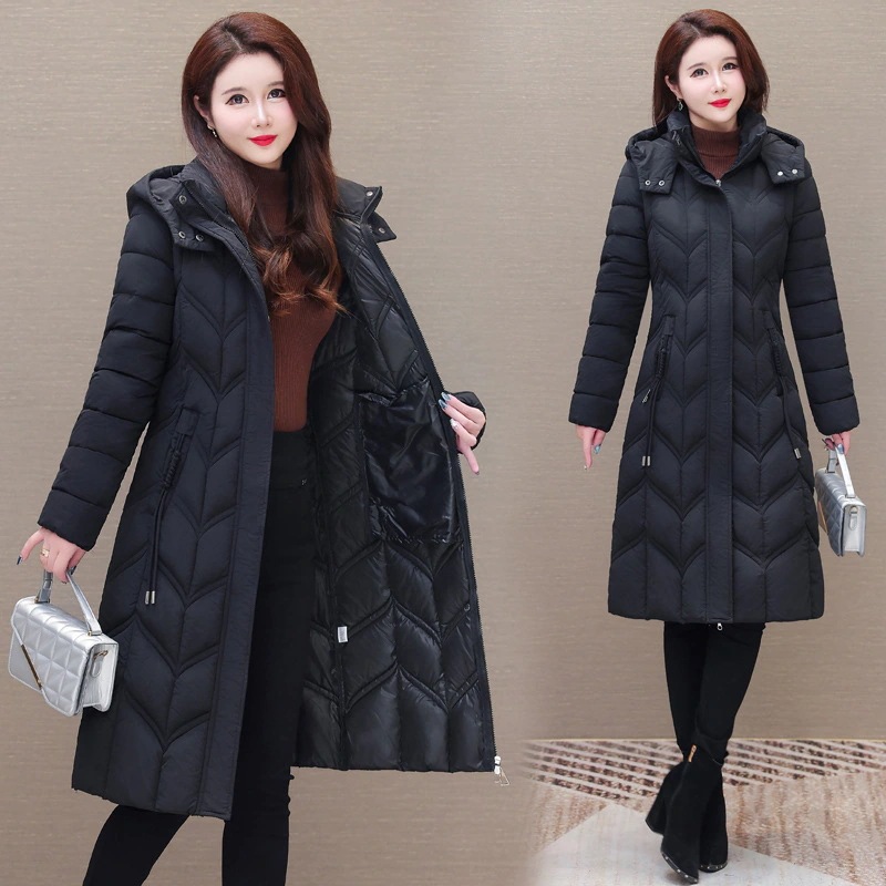 ウエストを細く見せダウンをたっぷり詰めたロング丈デザインが特徴の中年女性向けのおしゃれでトレンド感のある冬用中綿コートです