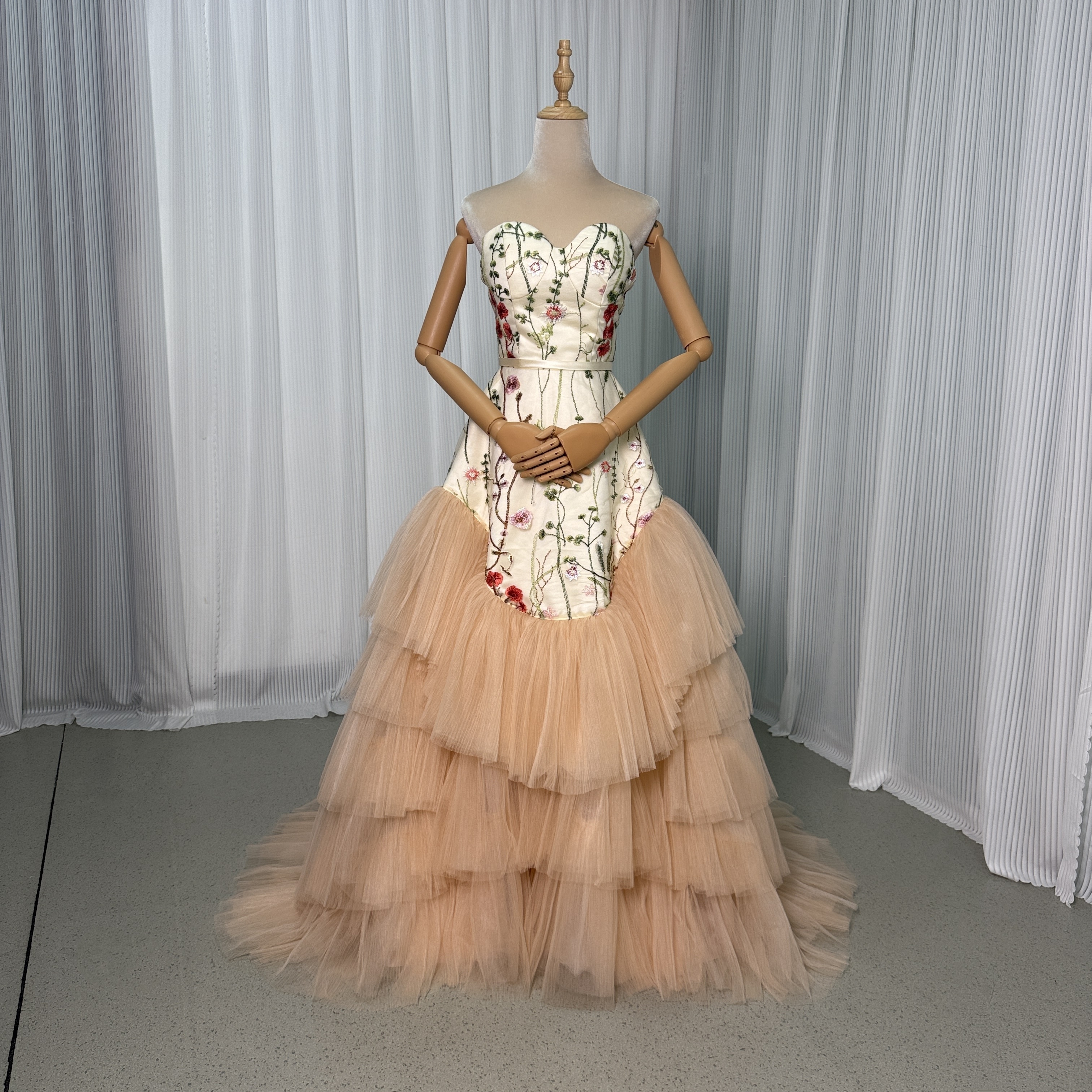 カラードレス シャンパン色 ベアトップ プリーツドレス デザイン感 リーフ刺繍 編み上げ 披露宴/結婚式