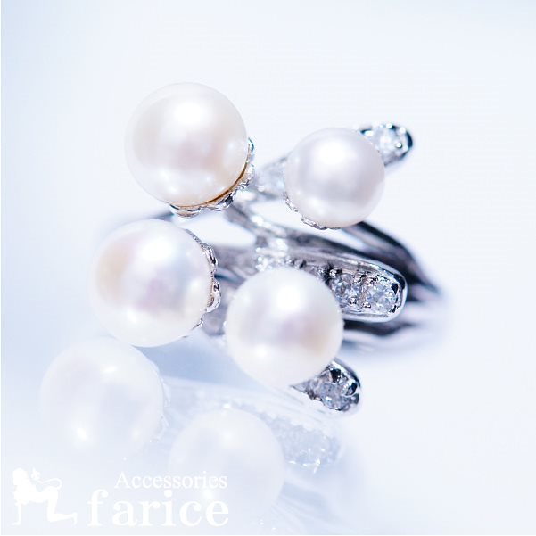 4つのパールとホワイトキュービックジルコニアのエレガントフラワーイメージジュエリーリング