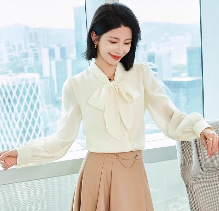 レディースブラウス 長袖 襟付き りぼんタイ フェミニン タックプリーツ袖 シフォン 薄手 大人可愛い きれいめ 上品 おしゃれ 個性的 主役級 存在感 ラブリー キュート ロマンティック 無地 春