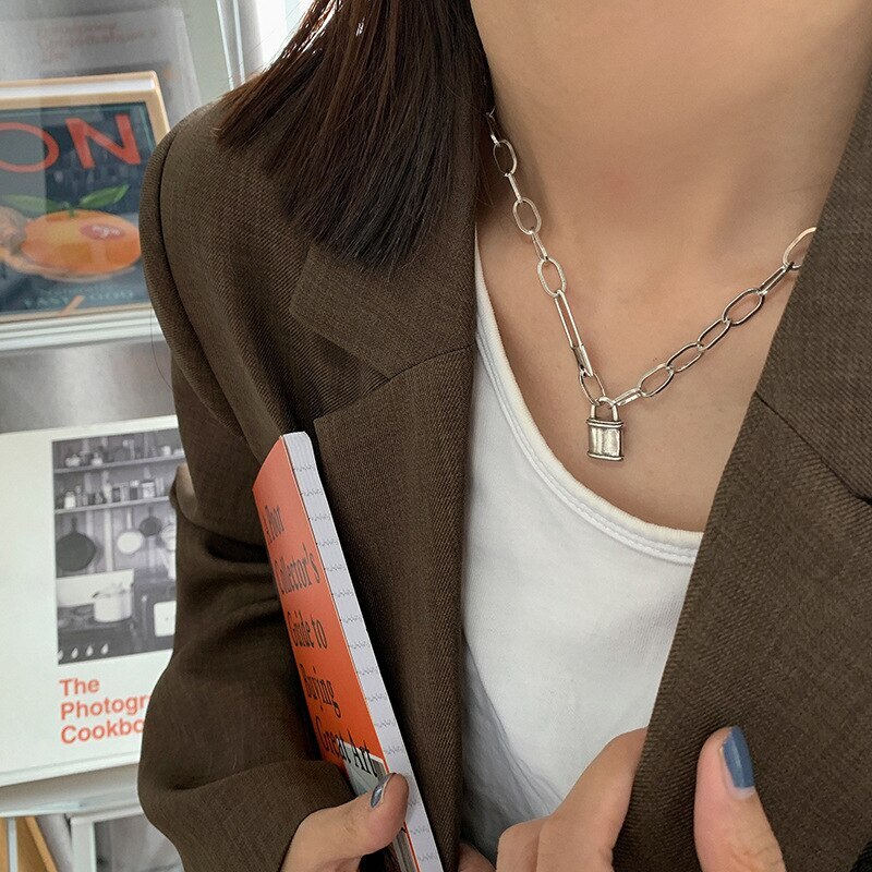 ピュアシルバーニュートラルスタイルニッチデザインセンスロッククラスプライトラグジュアリー鎖骨チェーン