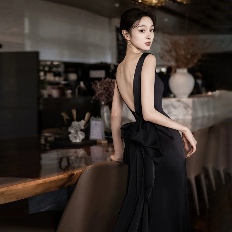パーティードレス 誕生日 演奏会 花嫁 司会 サテンブラックイブニングドレス2025新しいVネック控えめな雰囲気の気質スリムバンケットドレスフランス