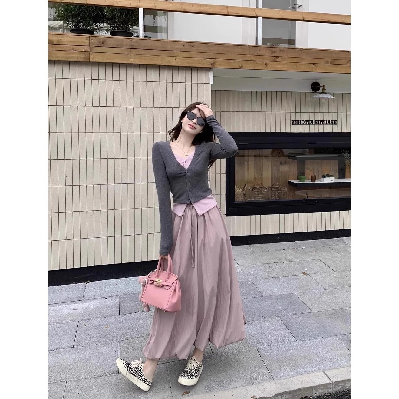 春の優しい風スーツ 女性用 甘辛フェイクツーピース コントラストカラーショートセーター トップス 花蕾スカート 2点セット