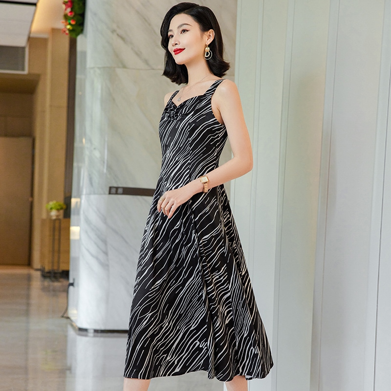 女性のための黒のサスペンダードレス夏のフレンチスタイルのプチサスペンダースカート気質インナーボトムスカートB30