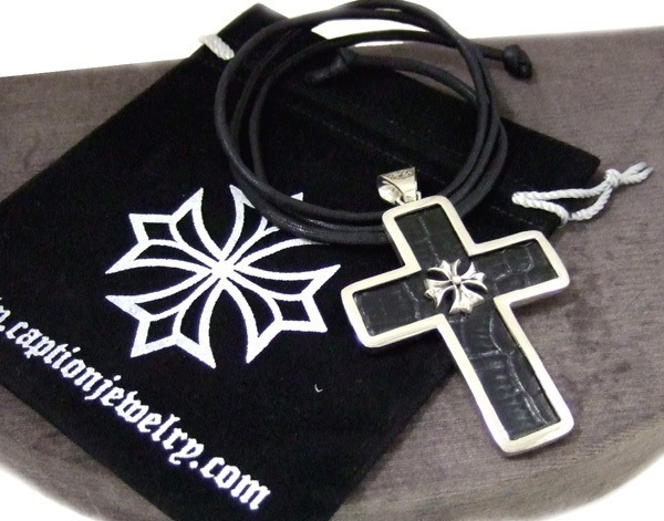 キャプション CAPTION アイアンクロス クロコ調レザーネックレス シルバー/ブラック P0011