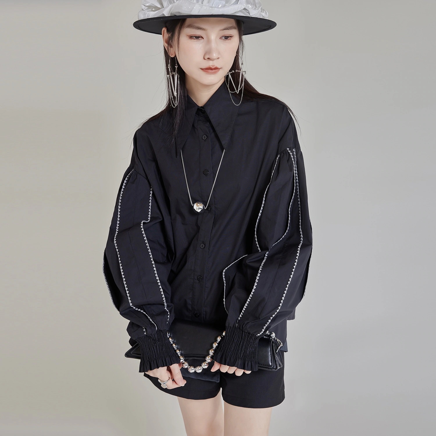 【爆金アップグレード欧米白月光】大灯籠袖長袖シャツの女性が色の変わった上着の春にぶつかった