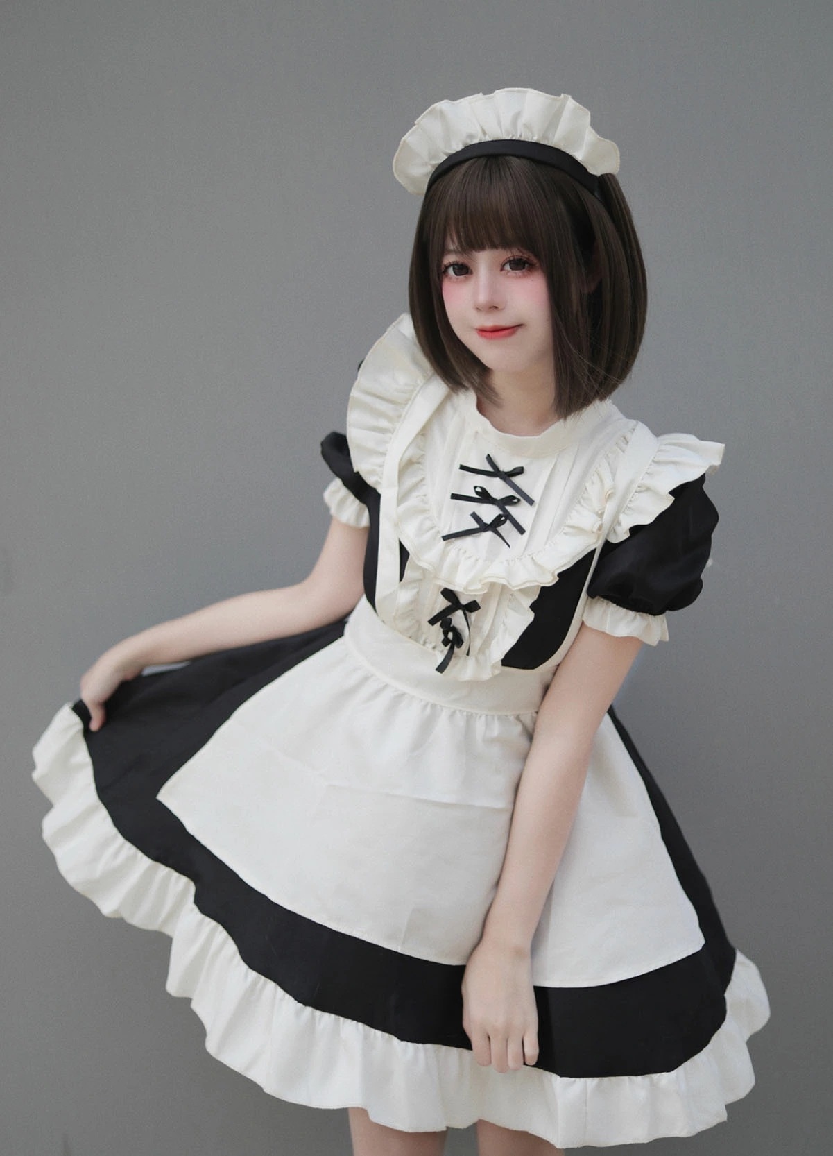 迅速な出荷 メイド服 半袖 メイドコス クラシックの黒白配色 大人 膝丈 ショート丈 ミドル丈 ワンピース 裾フリル カチューシャ付き ハイネック エプロンドレス レディース 学生 メイドコスチューム