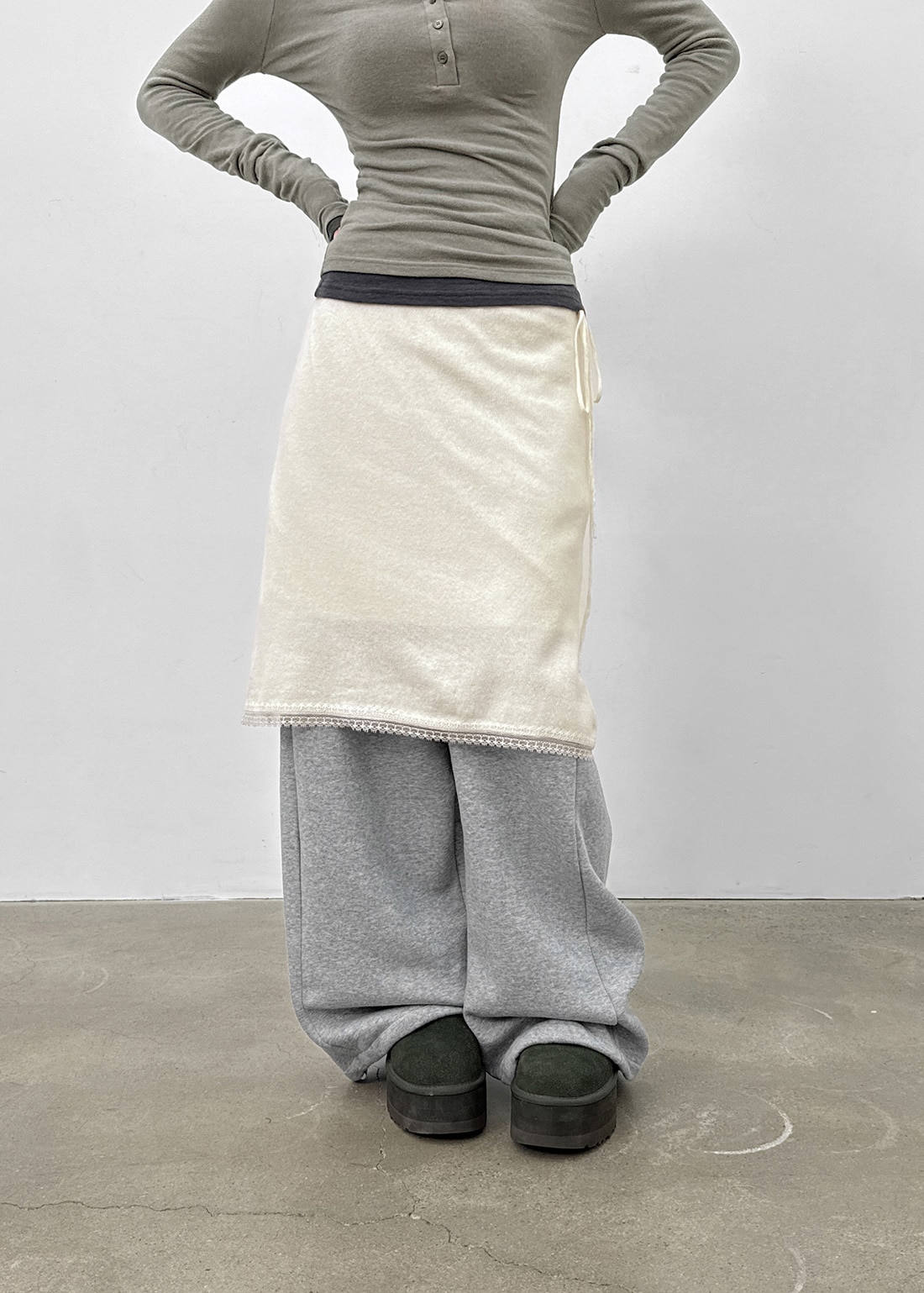 ホーコンストラップレースウールニットミディスカート