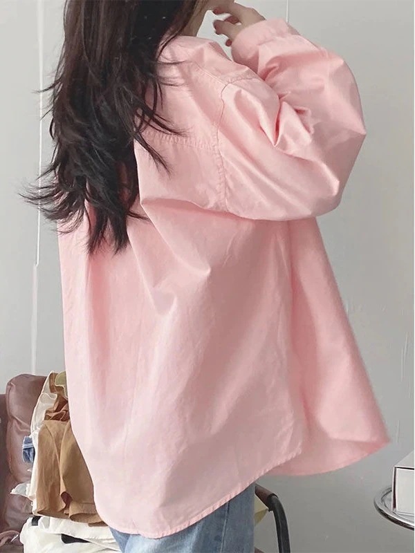 重ね着に でゆったりとしたフィット感があり体型を美しく見せてくれる女性用の甘いライトピンクのコットンシャツ