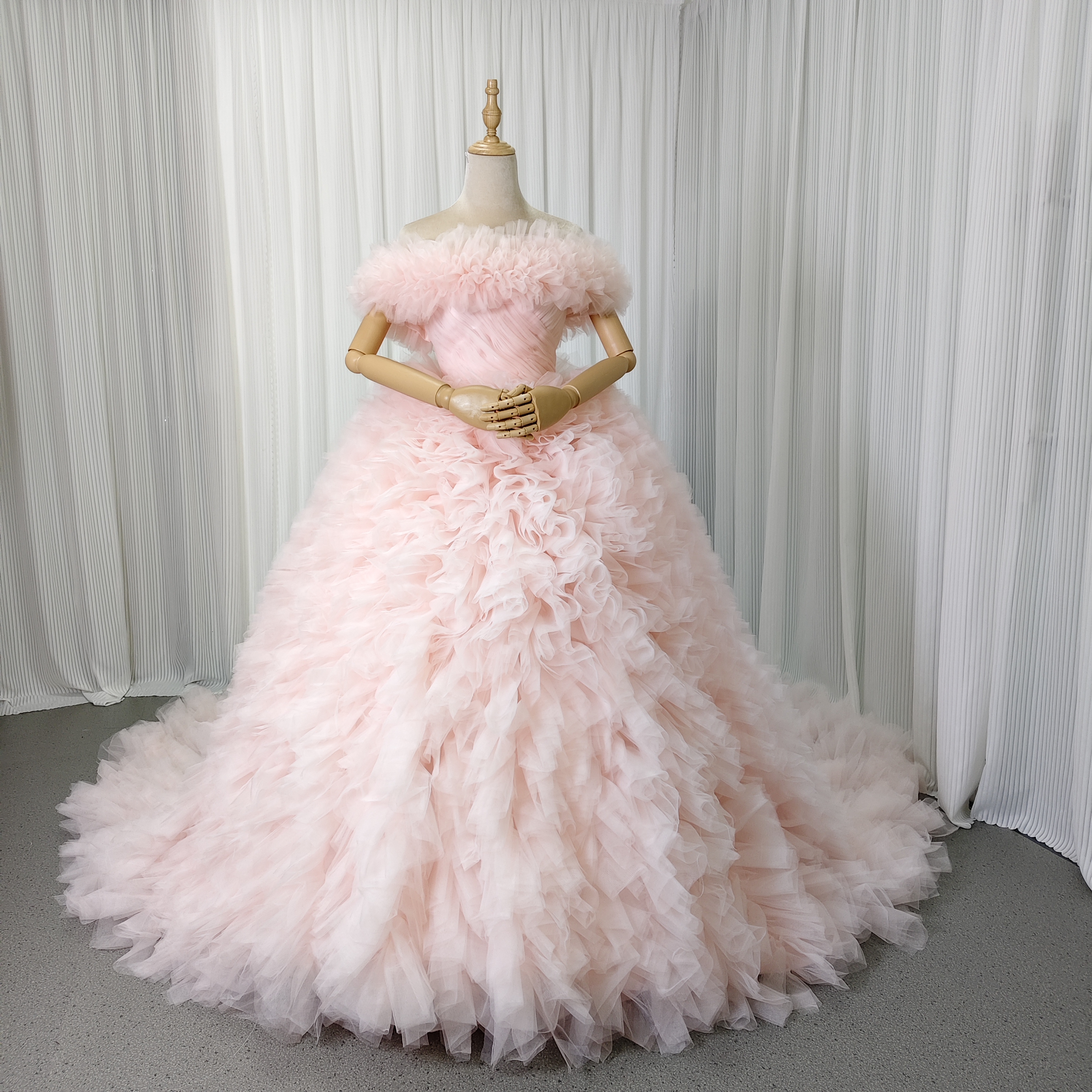 豪華！カラードレス 薄ピンク オフショルダー 柔らかく重ねたチュールスカート 華やかなトレーン 花嫁 前撮り