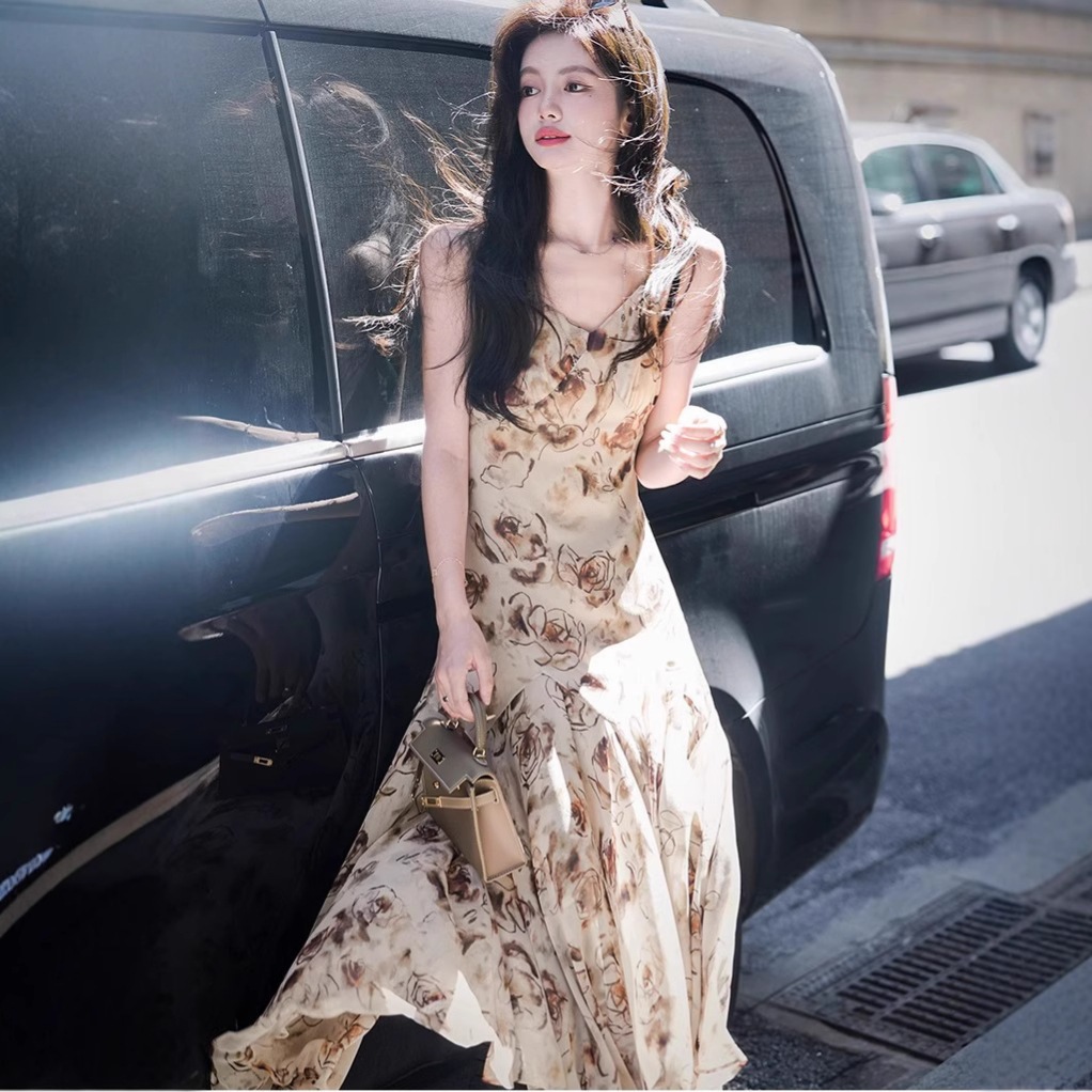 2025ファッション女性のフランスのレトロvネックドレス夏のニッチなニッチデザインノースリーブスリングロングドレス