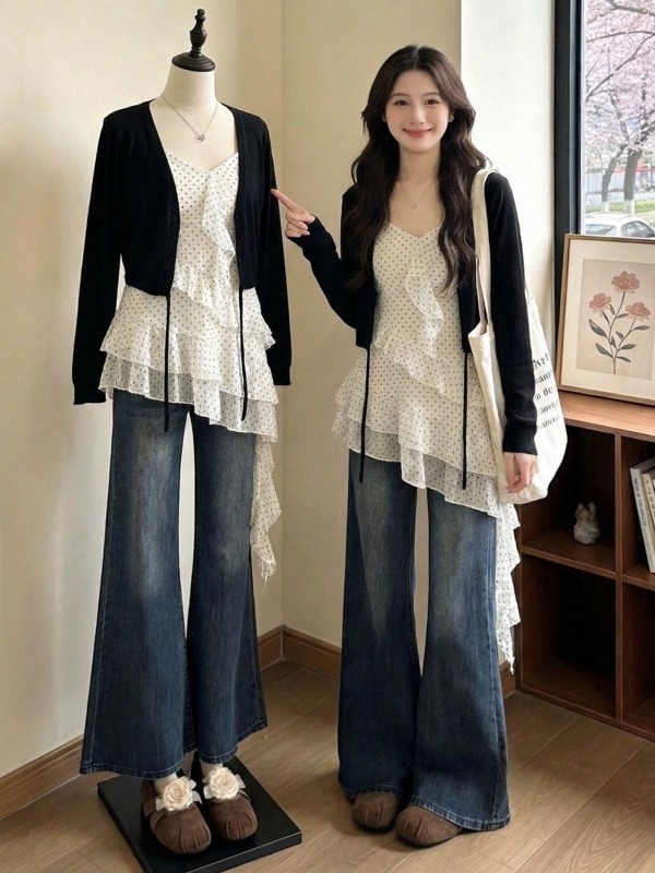 夏の暑い日にぴったりの大きいサイズのファッショナブルな服装：黒の日焼け止めカーディガンと水玉柄のキャミソールの2点セット