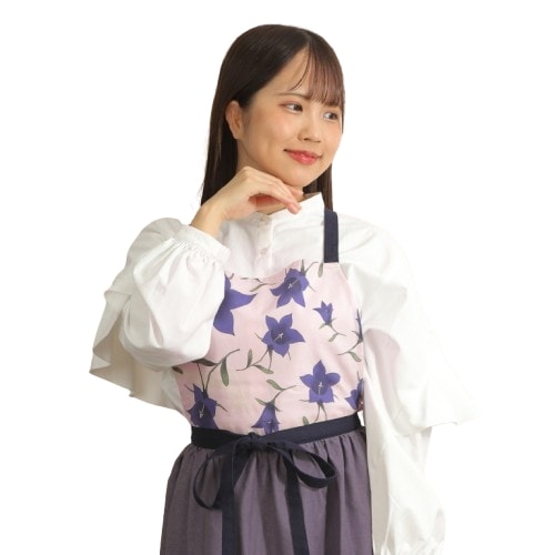 山野草 野菜花 ハーブ をモチーフしたドレスエプロン イワキキョウ柄 D-0007 リネン素材 肩紐落ちない ギャザー入りで動きやすい 着たまま外出可能 刺繍エンブレム 140cm-160cm
