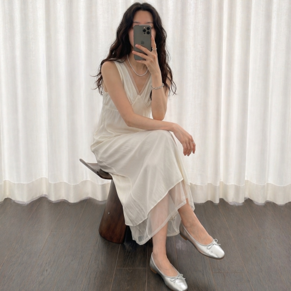 プラスチックアイランド Vネックフリルレースカラーマキシロングナシドレス (2COLOR) PY5WO432