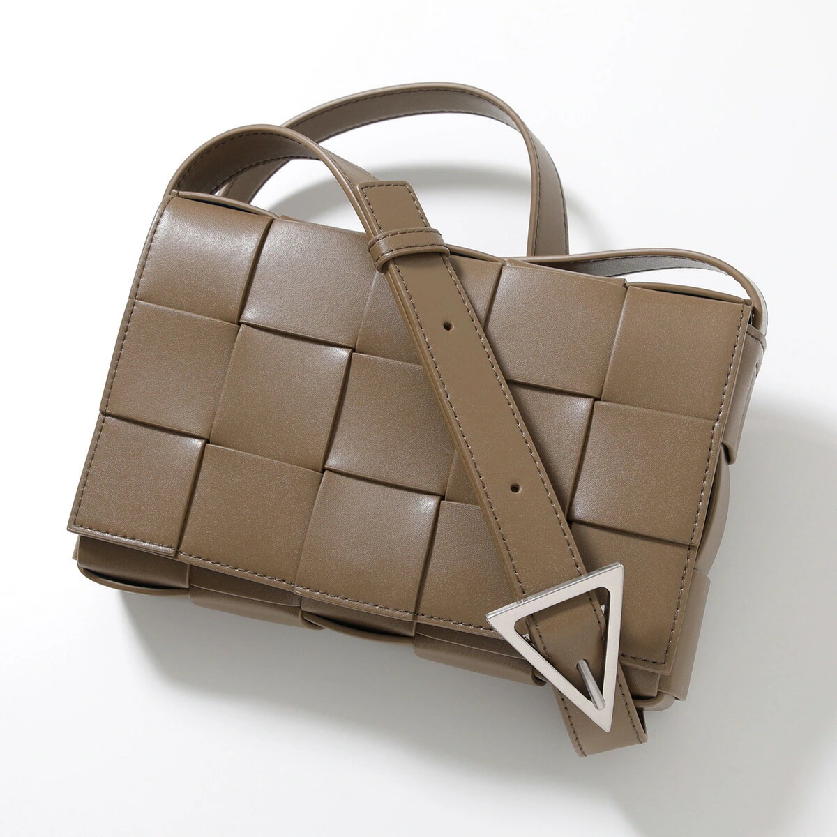 BOTTEGA VENETA ボッテガヴェネタ ショルダーバッグ CASSETTE カセット 737950 V29E0 メンズ レディース マキシイントレ 2568/ARGIL-DEEP-PACIF 211,220円