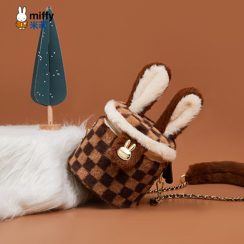 ミッフィーのバッグの女性は小さなショルダーバッグのぬいぐるみのバケツバッグ24のかわいい毛羽のショルダーバッグの大衆を斜めに掛けている