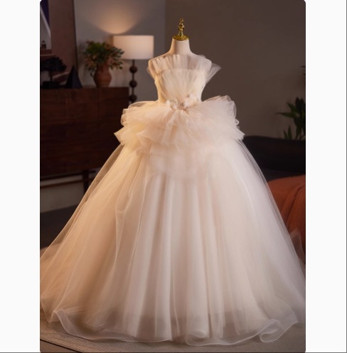 カラードレス 薄シャンパンの色 ベアトップ キャミソール ビスチェタイプ ビーズ 華やかなトレーン 柔らかく重ねたチュールスカート