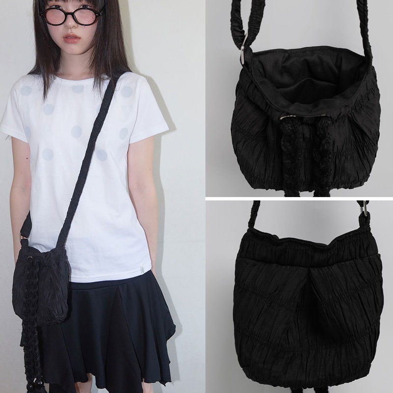 ロープストリング ミニ クロスバッグ（ブラック）F25QE999 / Rope String Mini Crossbody Bag (Black)