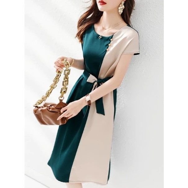 ワンピース 膝丈 フレンチスリーブ クルーネック 襟なし アシンメトリー デザイン ボタン 美ライン ニュアンス ベルト ウエストマーク バイカラー かわいい 大人可愛い きれいめ シンプル