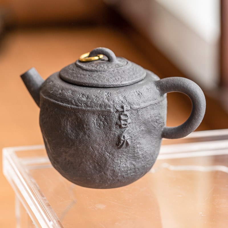 手作りの粘土の黒金の喜びの急須の急須のお茶の醸造のわびさびスタイルの手爪の急須のレトロなカンフー茶器の急須