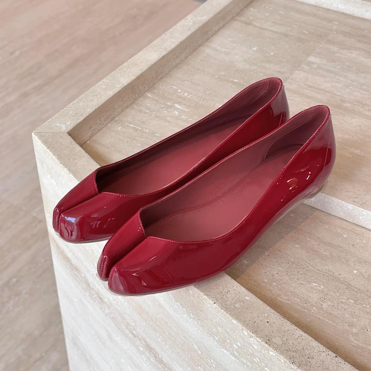 シープスキンバージョンフレンチレッドの本物の革のスプリットトゥドシューズのための春の新しいソフトソールシングルシューズバレエフラット