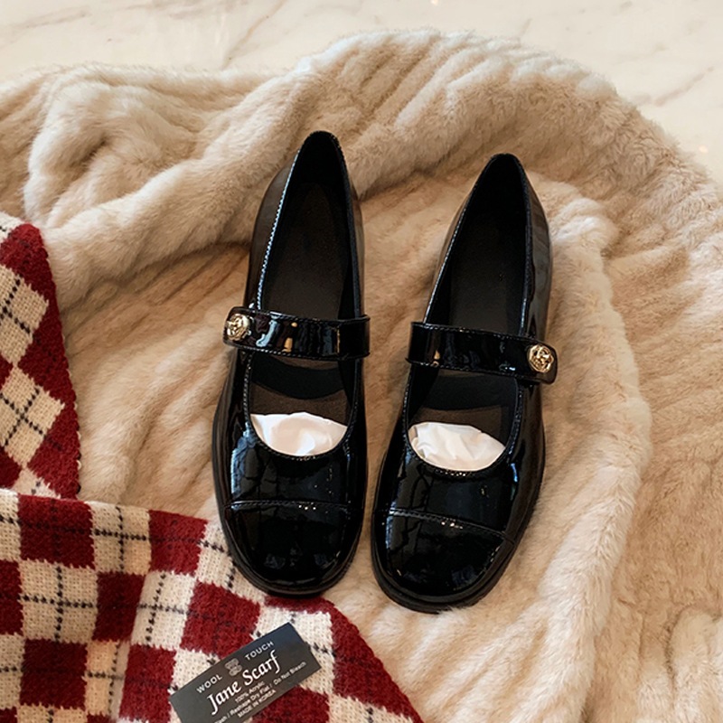 グレープママの新しい春スタイルのラウンドトゥメタルバックル付き一言太いヒールのメリージェーンシューズ女性用の赤い小さな革靴