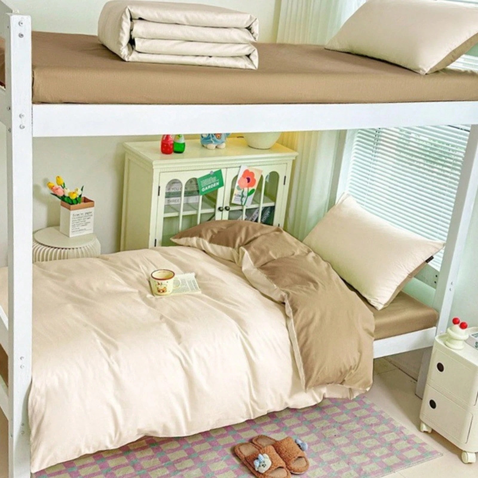 シンプルなスタイルの純綿学生寮二段ベッドな 3 点セット通気性シーツとキルトカバー