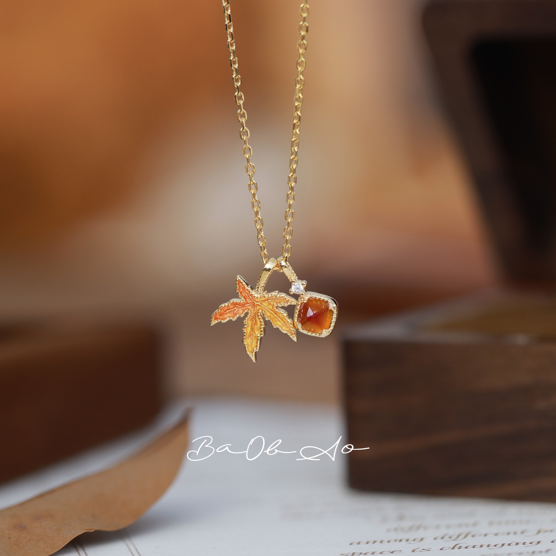 オリジナルデザインのスターリングシルバー製秋冬用マイラール ヴィンテージ ガーネット メープル リーフ ネックレス女性用控えめな高級感