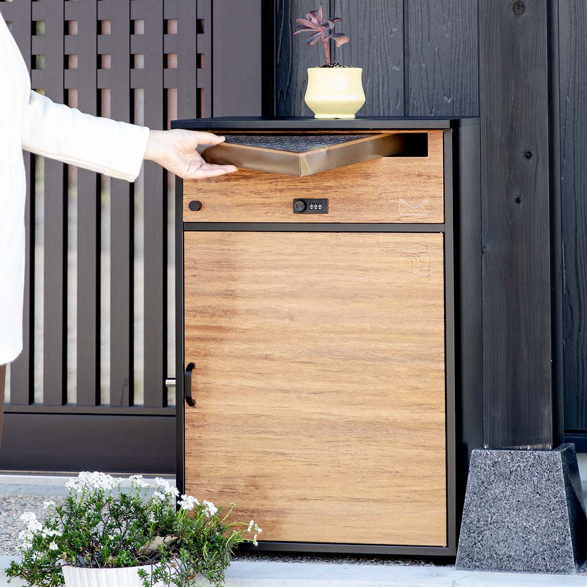宅配ボックス 郵便ポスト リシム ワイド 濃木目 一戸建て用 据え置き 木目 置き配用ボックス スタンドポスト ポスト一体型 ポスト 2段 大容量 戸建 屋外 メール便 宅配便 メールボックス