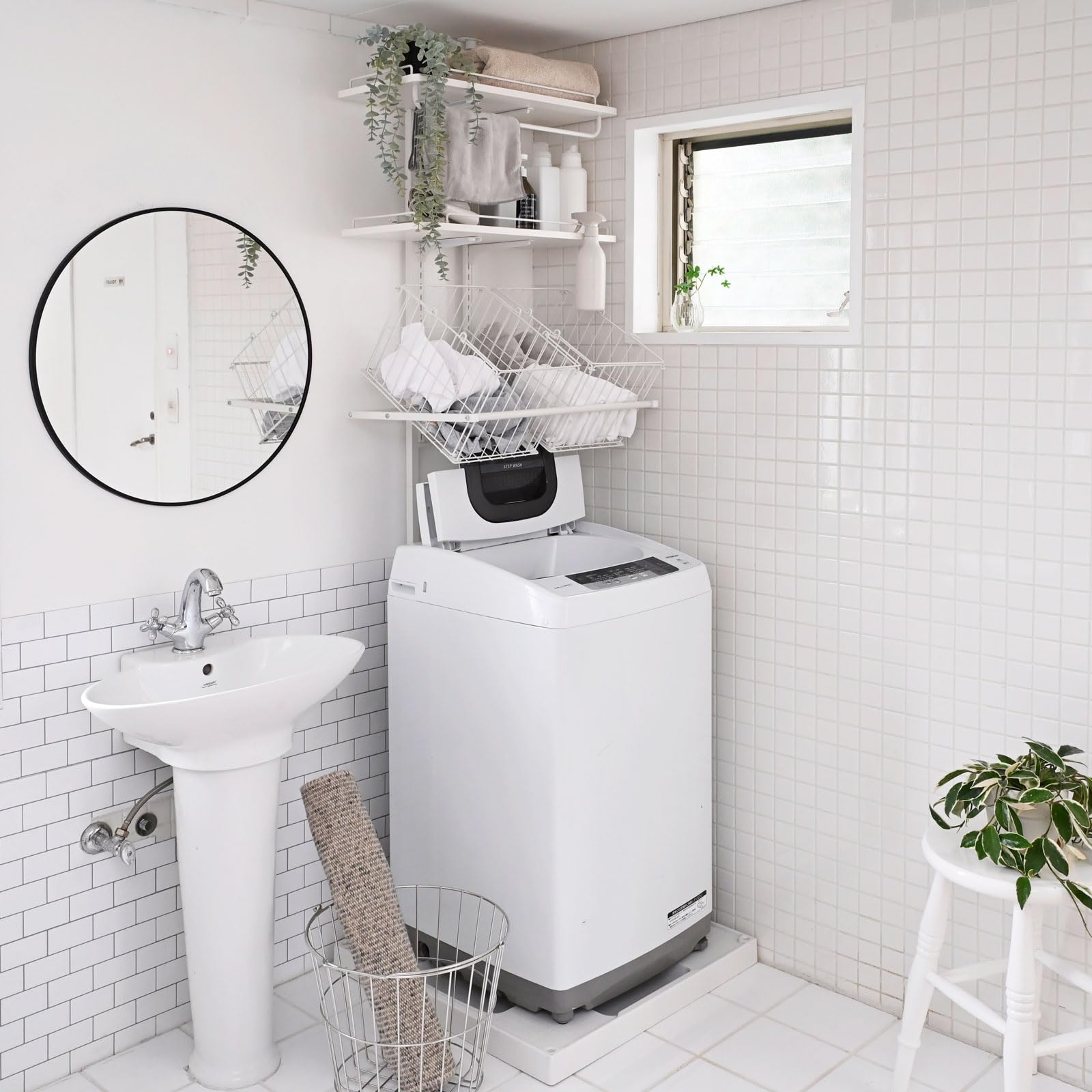 [山善] 突っ張り ラック ランドリーラック 洗濯機ラック バスケット付き 床置き 洗濯パン対応 棚板高さ調節 省スペース 幅60×奥行45×高さ200-260cm 棚 収納 洗面所 脱衣所 組立品