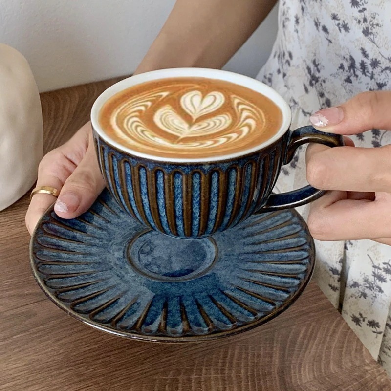 【1つ買うと20つ無料】セラミックコーヒーカップ300レトロハンドメイドフラワーカップディスクセット女性ラテカップセラミックハンドプットカップ