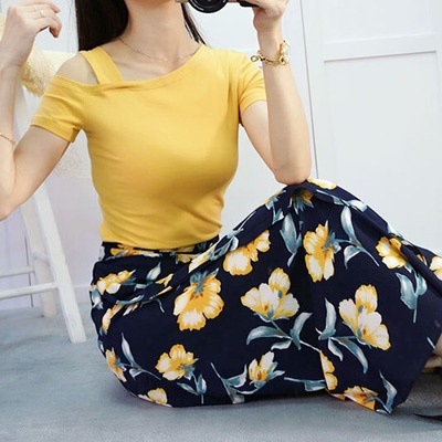3061.肩出し半袖Tシャツ＋大花柄ロングスカートセット（イエロー＆ネイビー）