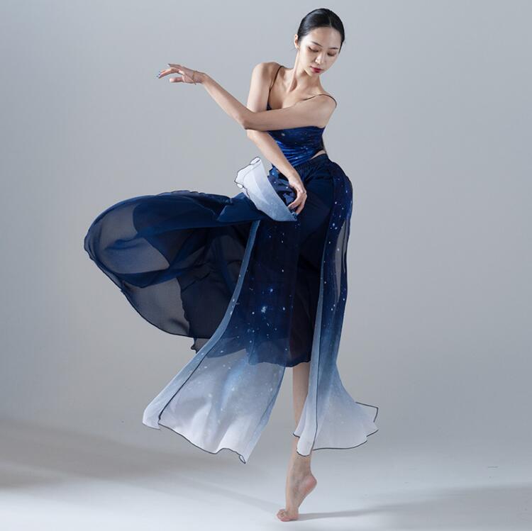 【2点購入で100円オフ】ダンス衣装 夜空 グラデーション星空 古典舞踊２点セット シフォン広がるスカート 大きい裾 スリット リボン 飄逸 古典ダンス モダンダンススカート キャミソール 半袖レオタ