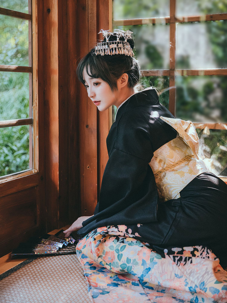 着物を改造した女性の日本のフォーマルウェア伝統的な女性の衣服の写真浴衣