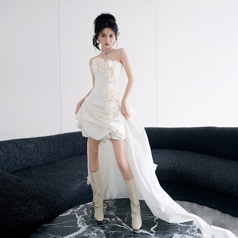 白いセクシーな胸の花の軽いウェディングドレスの新型のフランス式はやせています